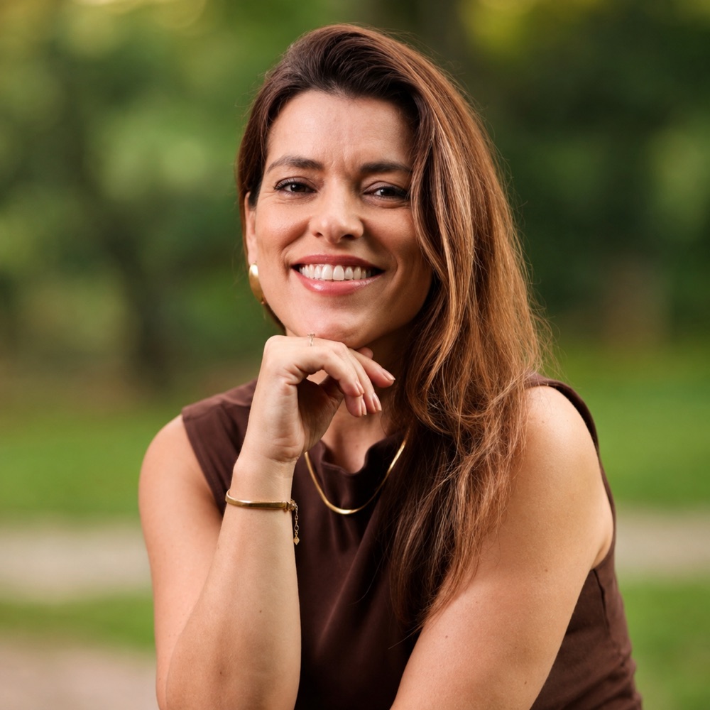 Roberta Souza da Silva sorrindo ao ar livre